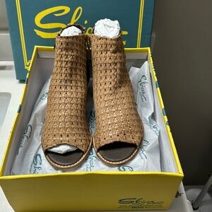 Sbicca Alicia tan open toe sandals, size 7. NIB